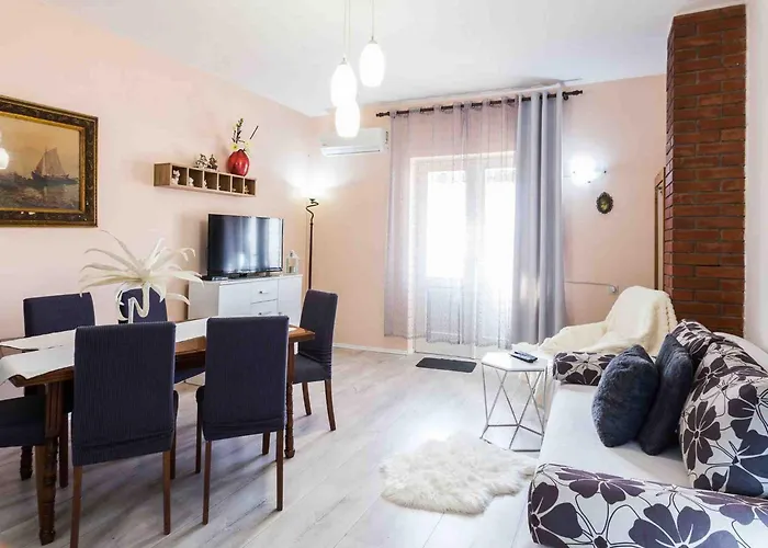 Apartments & Rooms Hosana