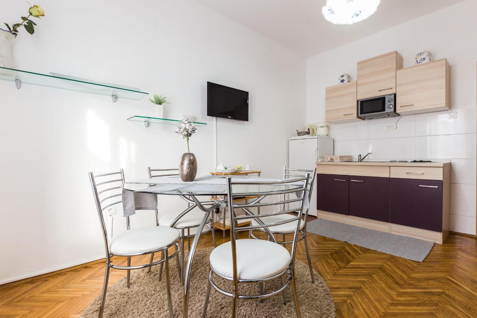Apartment & Hosana *